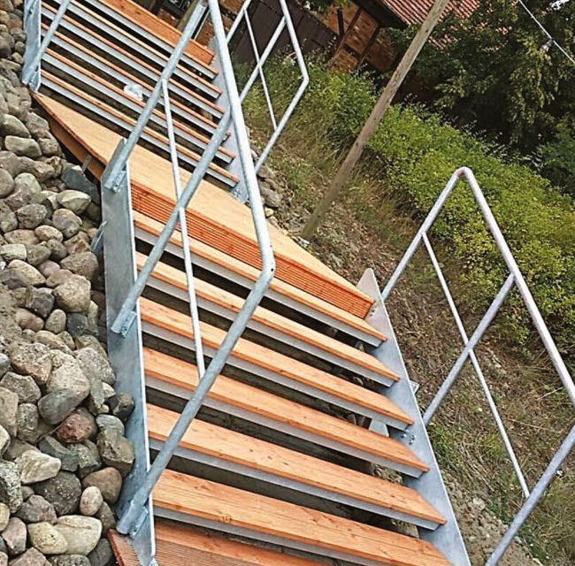 Stahltreppe mit Holzbeplankung